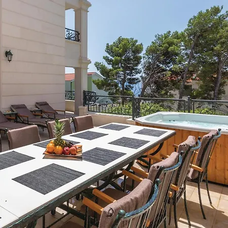 Cozy In With Jacuzzi Сasa de vacaciones Makarska